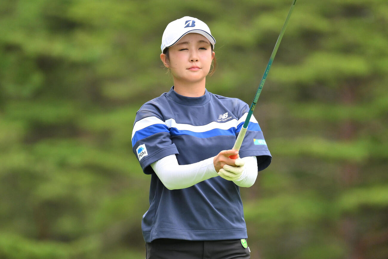 4番、ティーショットに臨む伊藤愛華（撮影・滝沢徹郎）