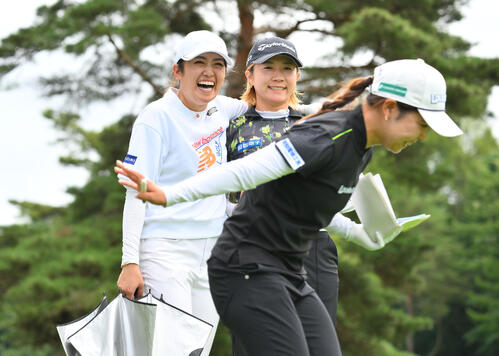 4番、肩を組んで記念撮影する稲見萌寧（左）と泉田琴菜。手前は横切る前多愛（撮影・滝沢徹郎）