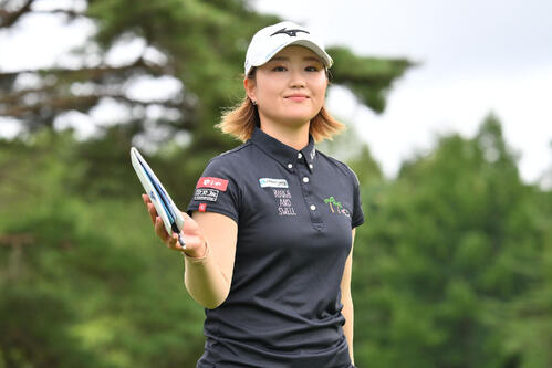 4番、カメラに手を振る奥山純菜（撮影・滝沢徹郎）