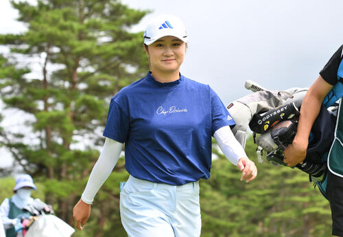 4番、カメラに笑顔を向ける森田遥（撮影・滝沢徹郎）