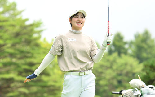 4番、ティーショットを放つ蛭田みな美（撮影・滝沢徹郎）