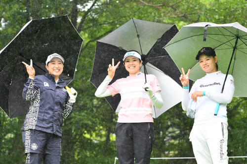 2番、ポーズを決める左から、高木優奈、仲宗根澄香、森井あやめ（撮影・滝沢徹郎）