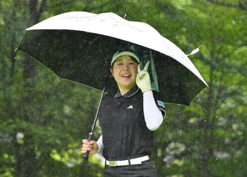 2番、傘の下で笑顔の荒木優奈（撮影・滝沢徹郎）