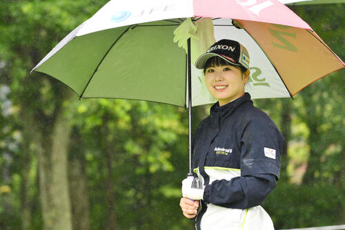 2番、笑顔の尾関彩美悠（撮影・滝沢徹郎）