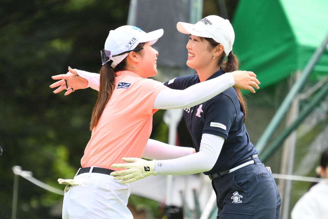 ホールアウトした吉沢柚月（右）は荒木優奈とハグする（撮影・滝沢徹郎）