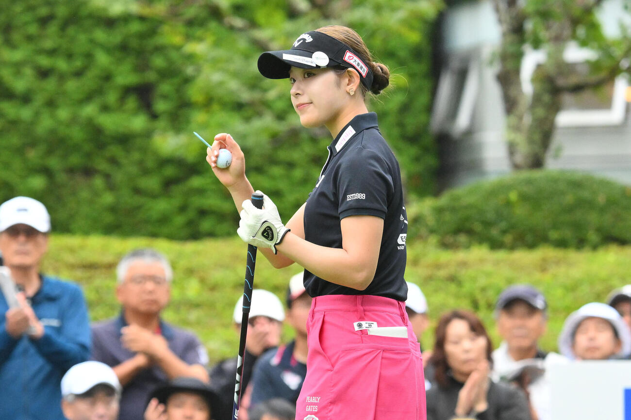 1番、ティーショットに臨む吉田鈴（撮影・滝沢徹郎）