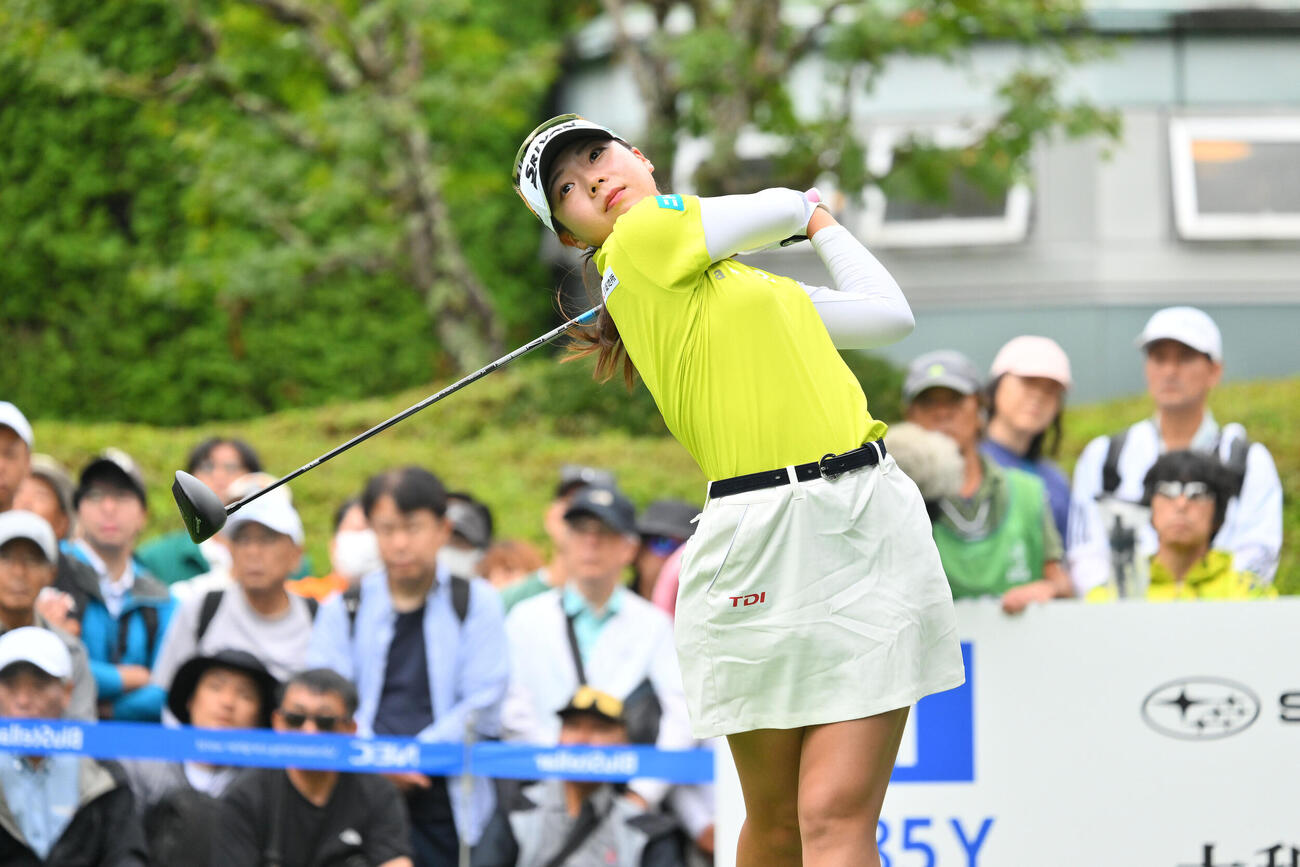 1番、ティーショットを放つ菅楓華（撮影・滝沢徹郎）