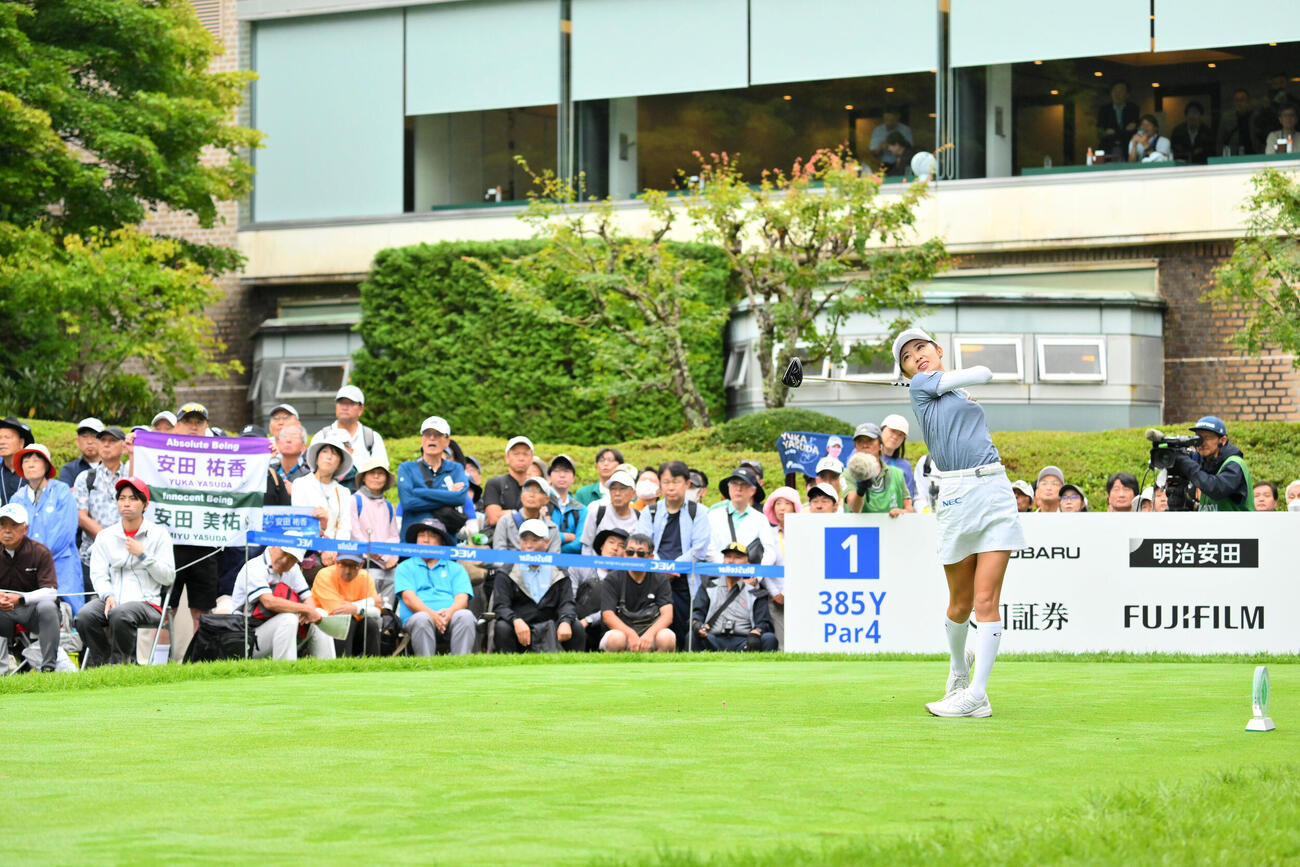 1番、ティーショットを放つ安田祐香（撮影・滝沢徹郎）