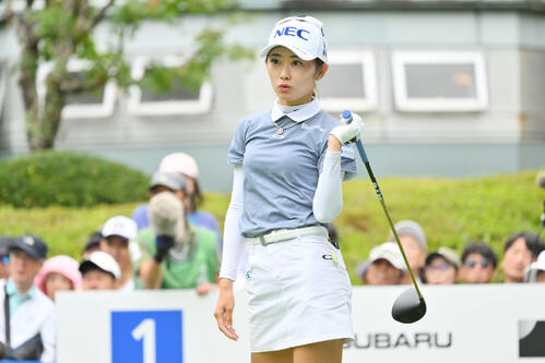 1番、ティーショットの打球を見る安田祐香（撮影・滝沢徹郎）