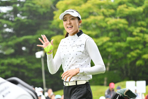 1番、笑顔を見せるエイミー・コガ（撮影・滝沢徹郎）
