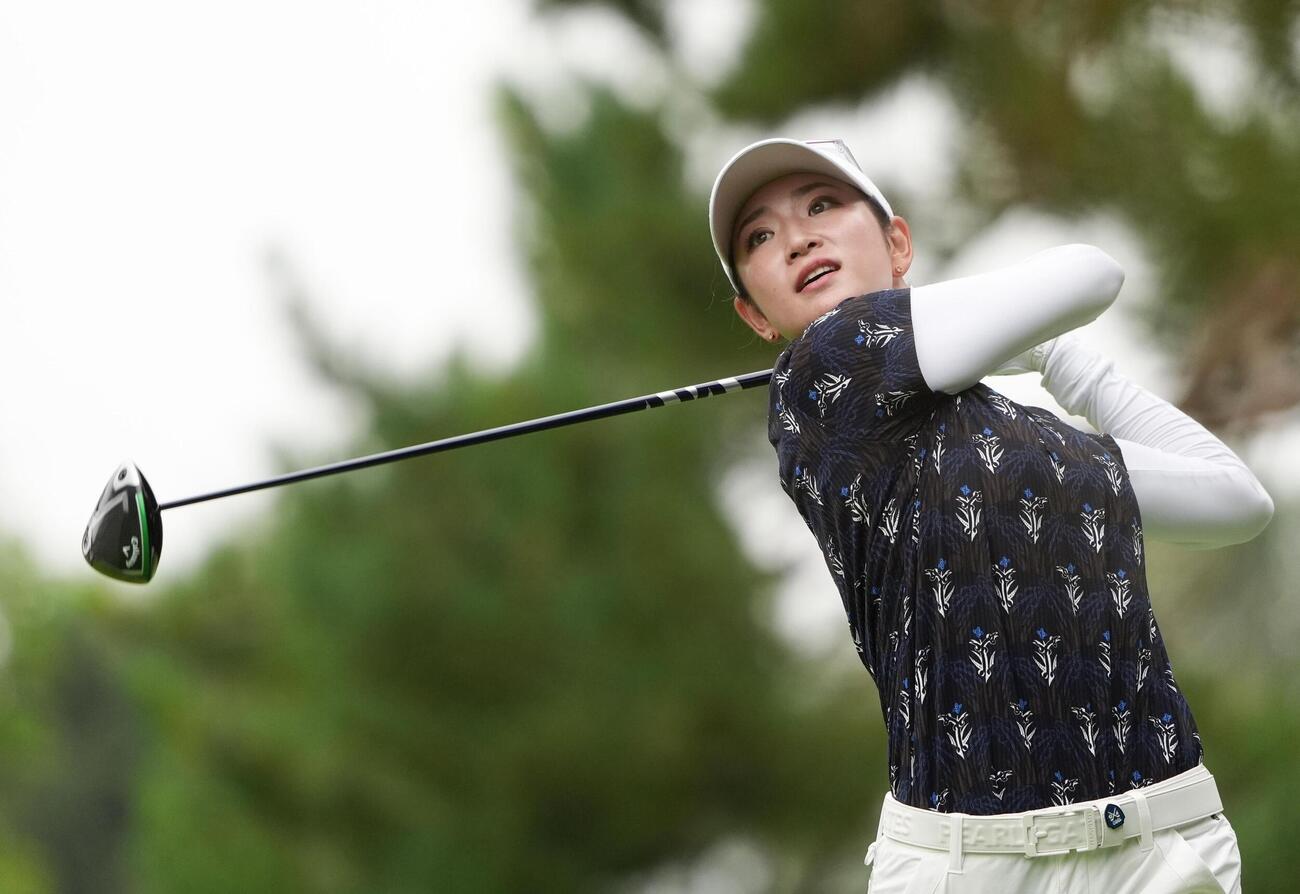 第2ラウンド、9番でティーショットを放つ原英莉花。通算9アンダーで5位（共同）
