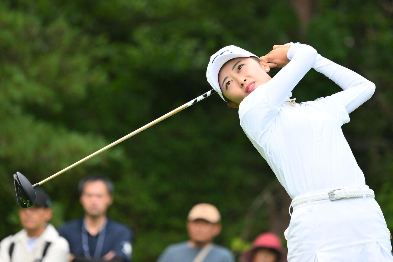 18番、ティーショットを放つ安田祐香（撮影・滝沢徹郎）