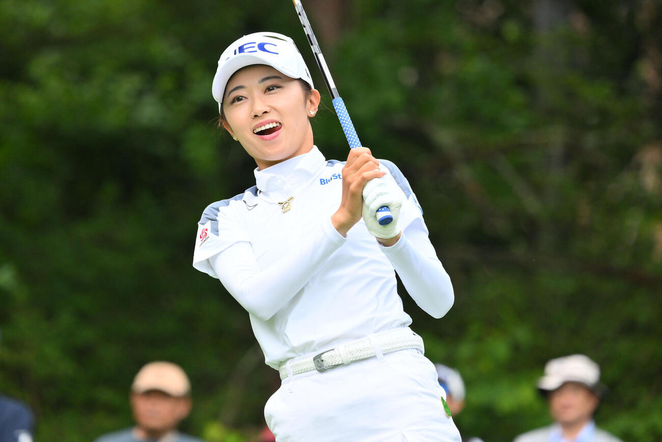 18番、ティーショットを放つ安田祐香（撮影・滝沢徹郎）