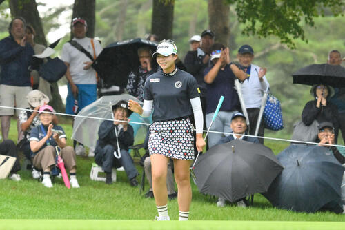 16番、バーディーパットを沈め笑顔の菅楓華（撮影・滝沢徹郎）