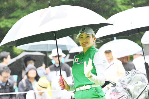 1番、カメラに手を振る桑木志帆（撮影・滝沢徹郎）