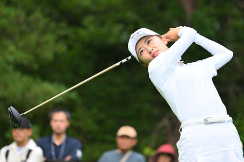 18番、ティーショットを放つ安田祐香（撮影・滝沢徹郎）