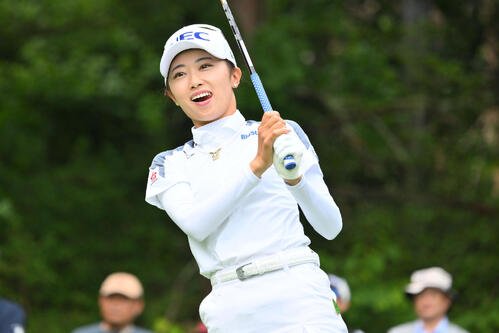 18番、ティーショットを放つ安田祐香（撮影・滝沢徹郎）