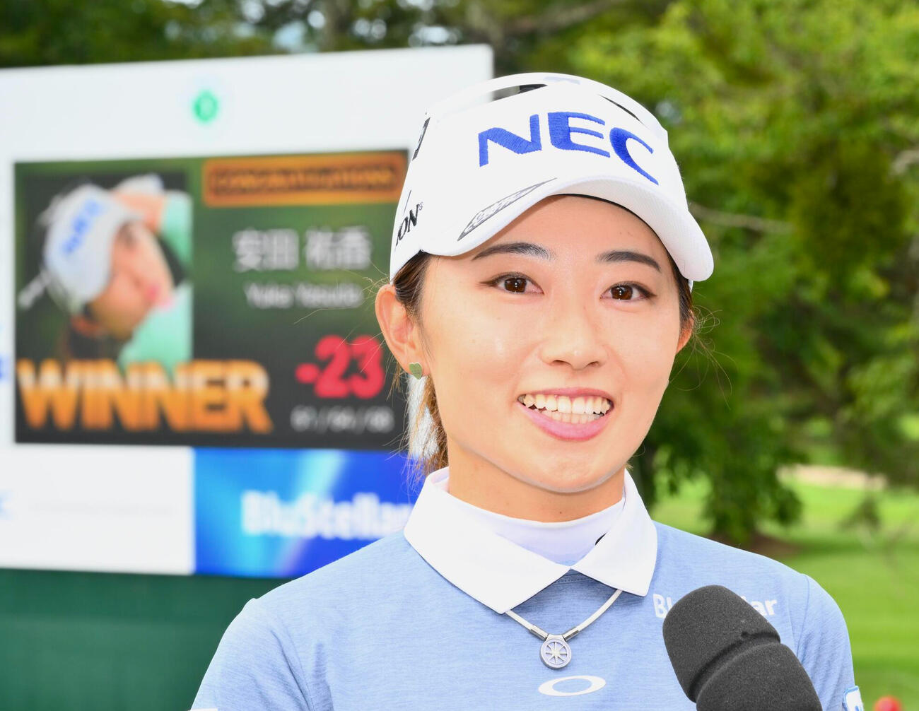 優勝インタビューを受ける安田祐香（撮影・滝沢徹郎）