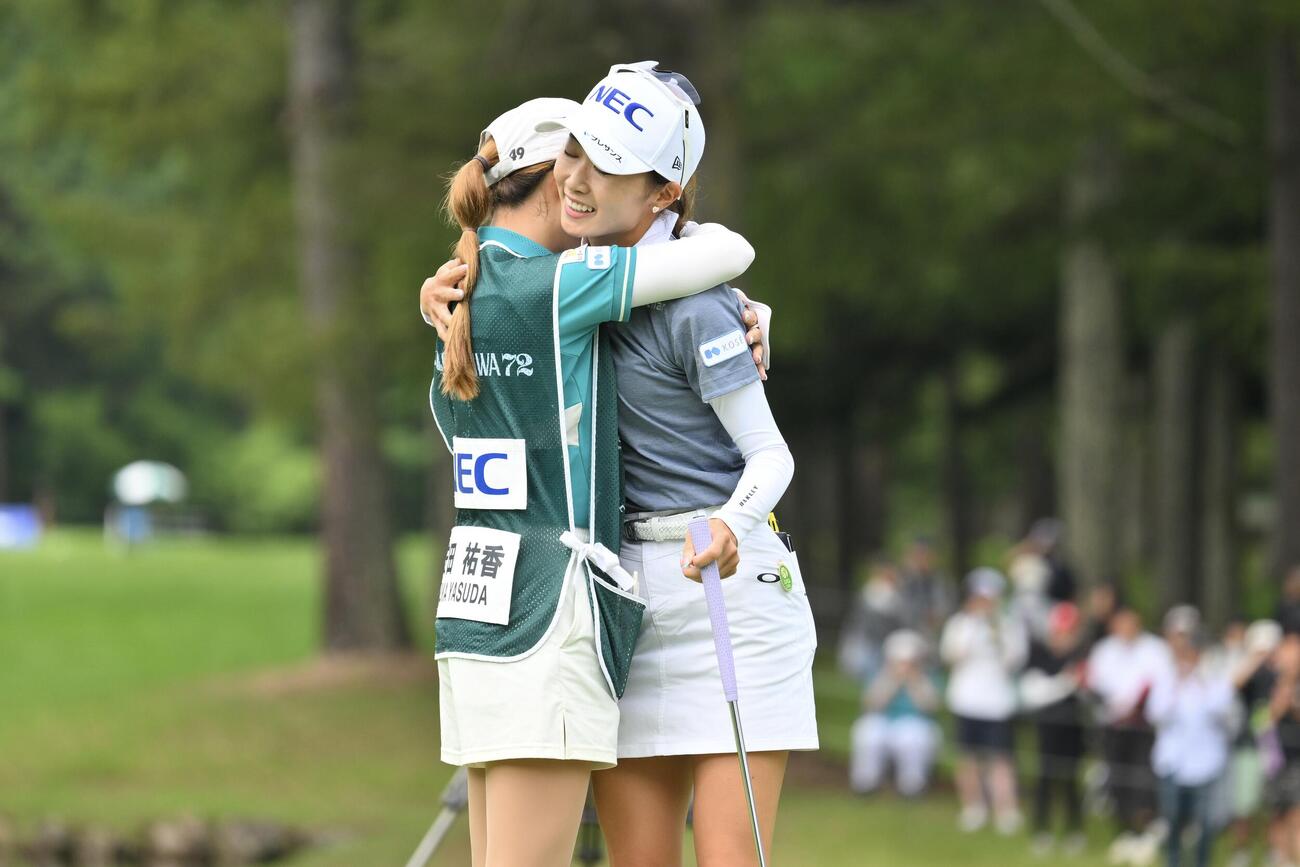 優勝を決めた安田祐香（右）は姉の美祐キャディーと抱き合って喜ぶ（撮影・滝沢徹郎）