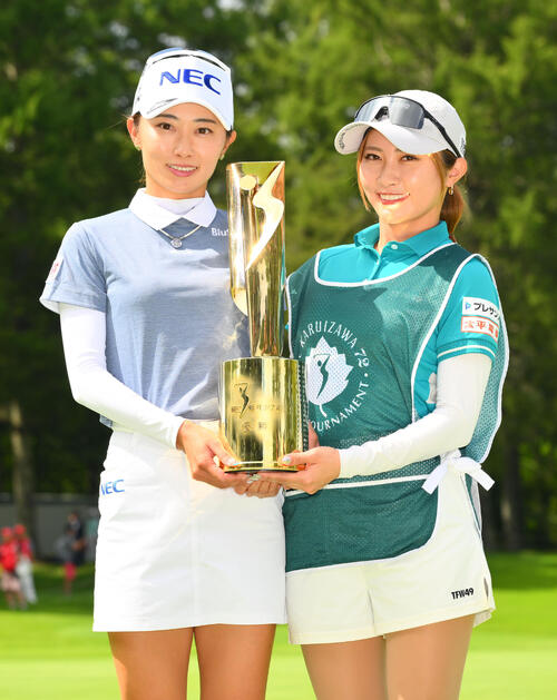 優勝した安田祐香（左）は姉の安田美祐キャディーと優勝トロフィーを手に記念撮影する（撮影・滝沢徹郎）