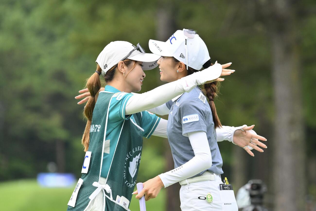優勝を決めた安田祐香（右）は姉の美祐キャディーと抱き合って喜ぶ（撮影・滝沢徹郎）