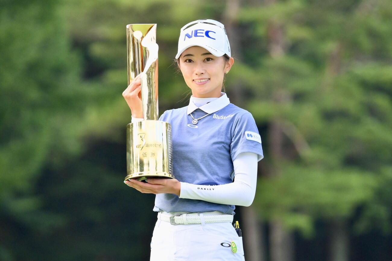 優勝トロフィーを手に記念撮影する安田祐香（撮影・滝沢徹郎）