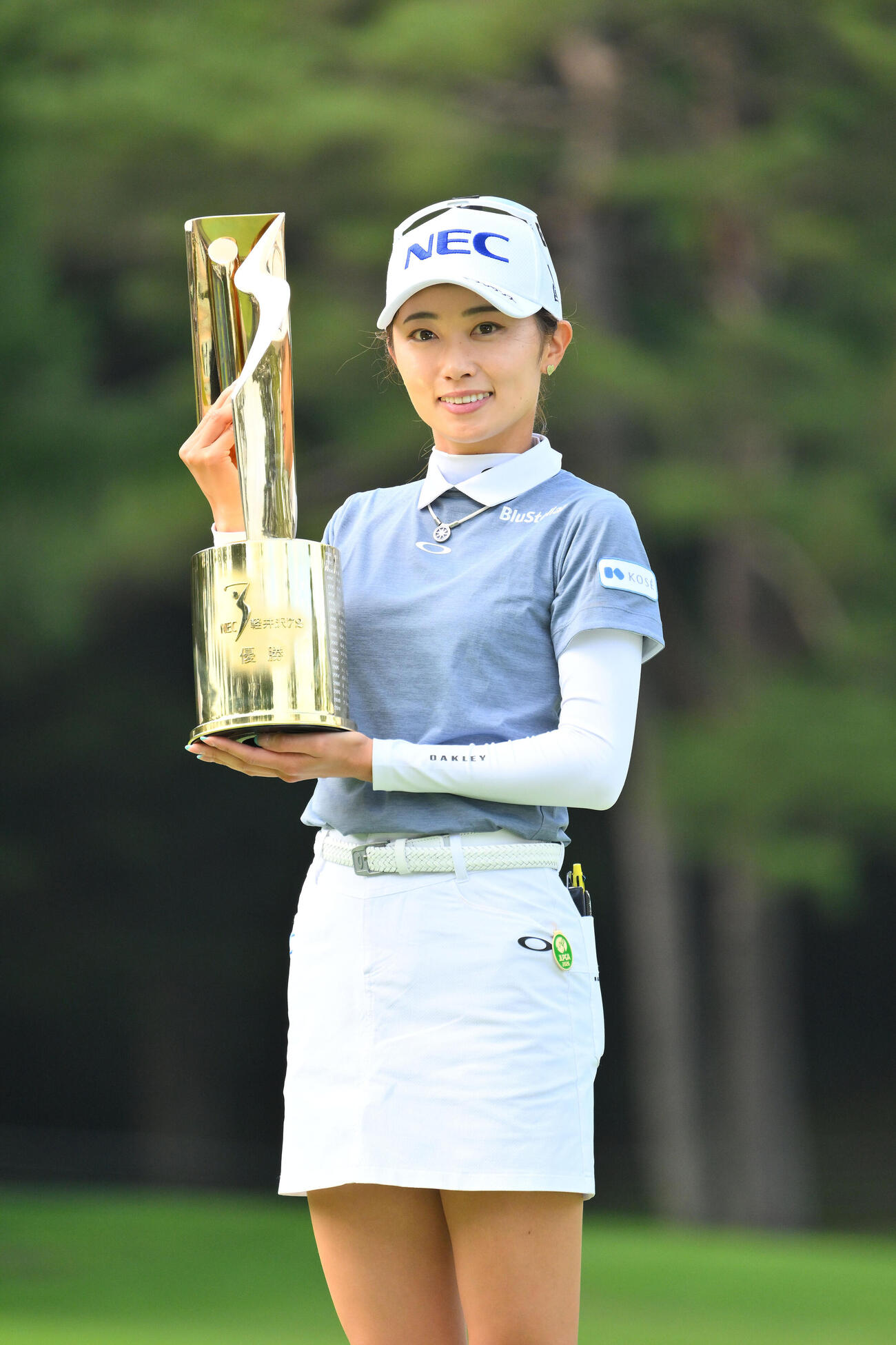 優勝トロフィーを手に記念撮影する安田祐香（撮影・滝沢徹郎）