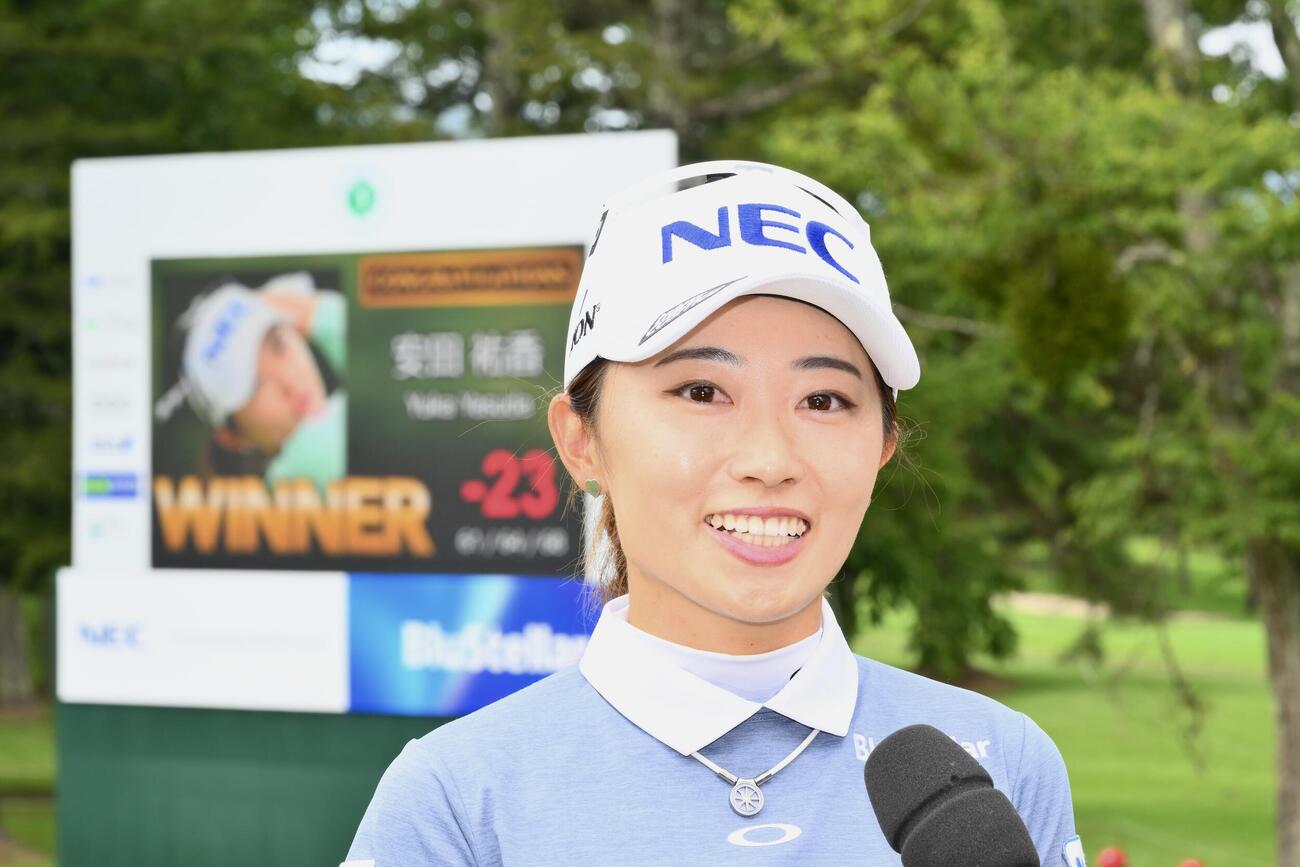 優勝インタビューを受ける安田祐香（撮影・滝沢徹郎）