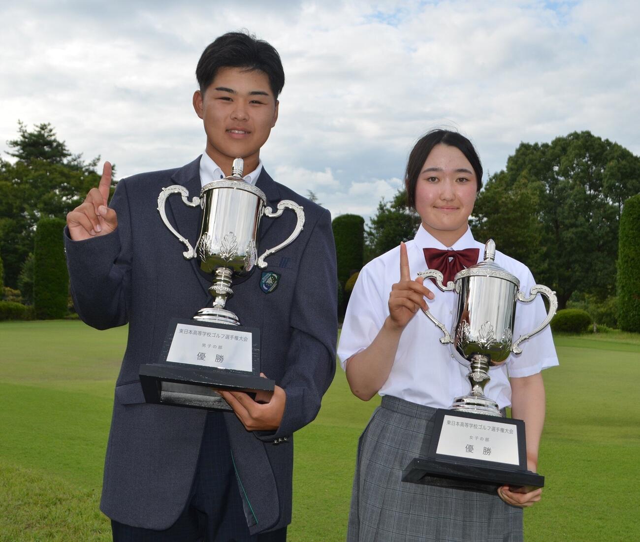 第1回大会をともに1年生で制し、No.1ポーズを決める白川統太郎（左）と重原純奈