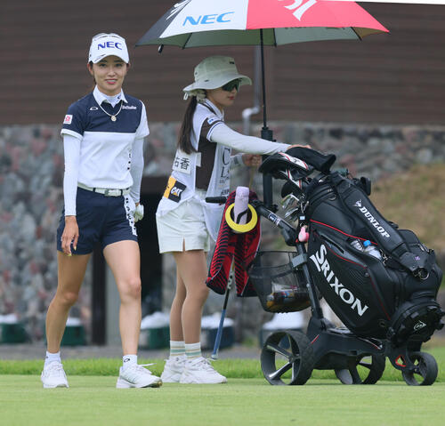 CATレディースのプロアマ戦でセカンドショットへ向かう安田祐香。右は姉の美祐キャディー（撮影・水谷安孝）