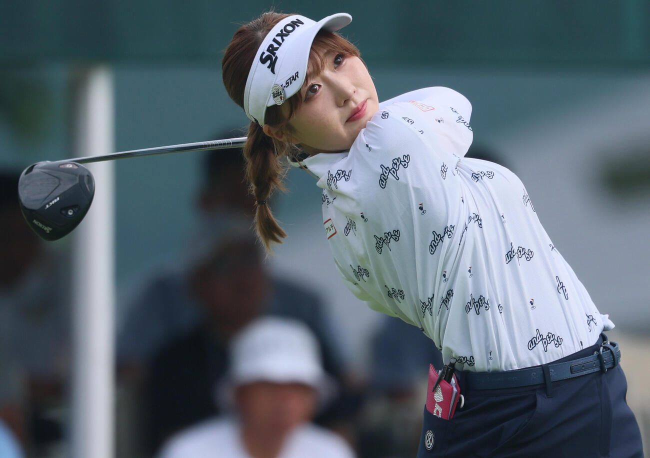 1番、ティーショットを放つ都玲華（撮影・水谷安孝）