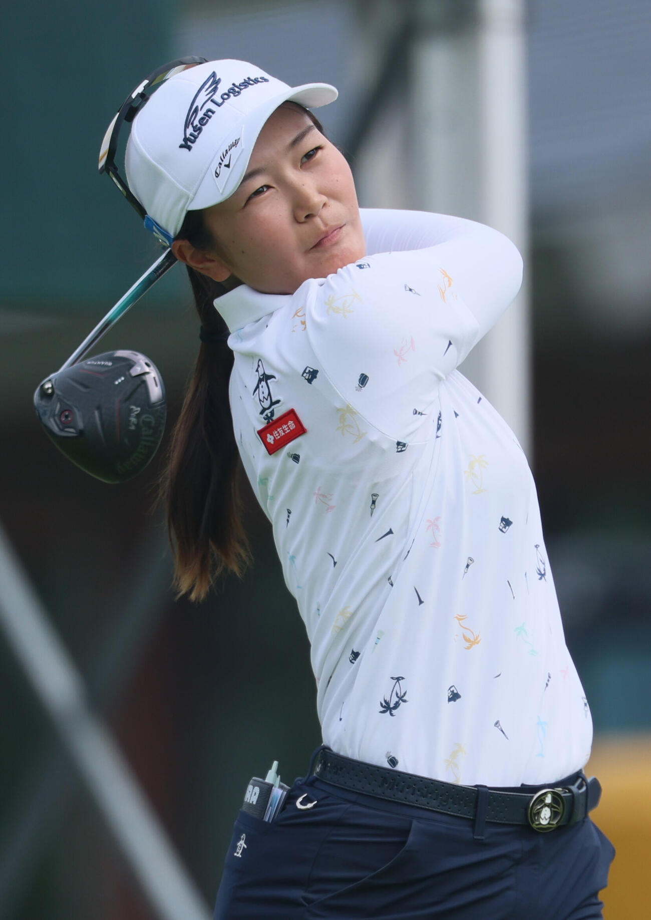 1番、ティーショットを放つ神谷そら（撮影・水谷安孝）