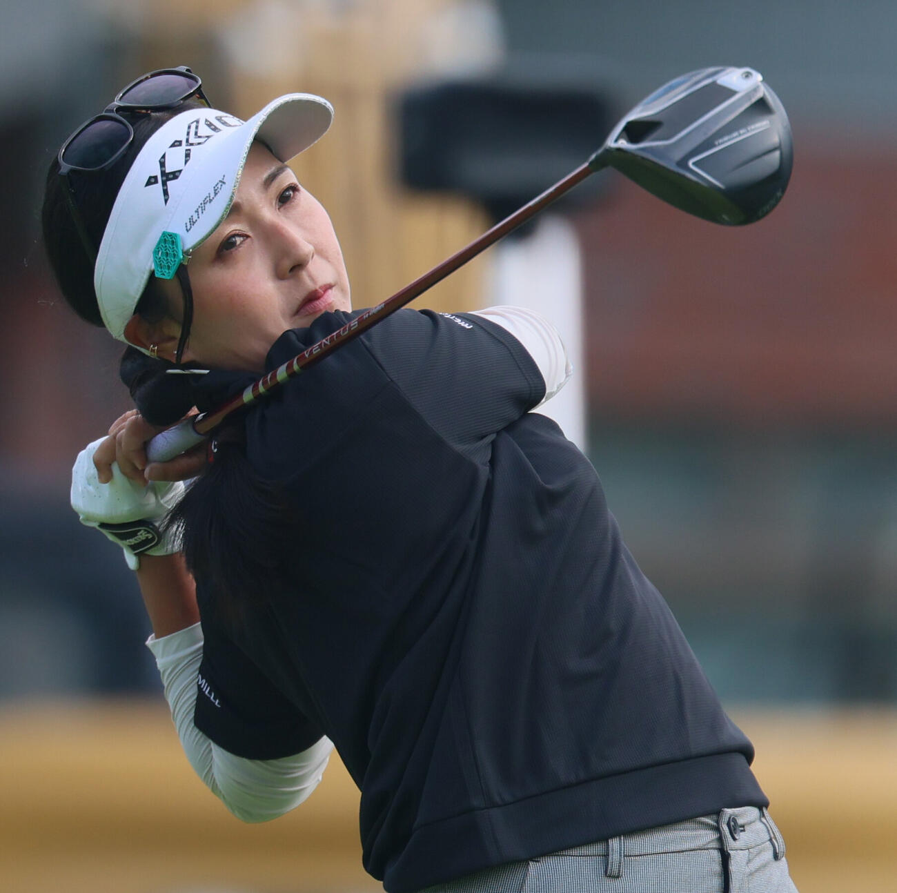 1番、ティーショットを放つ青木瀬令奈（撮影・水谷安孝）