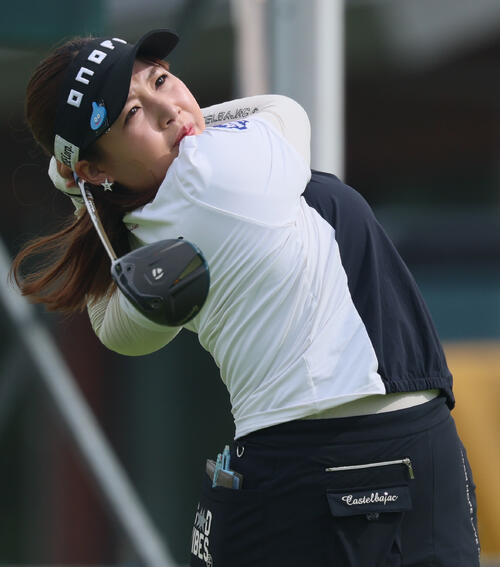 1番、ティーショットを放つ小林光希（撮影・水谷安孝）