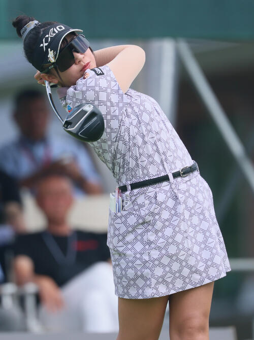 1番、ティーショットを放つ菅沼菜々（撮影・水谷安孝）