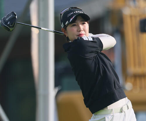 1番、ティーショットを放つ蛭田みな美（撮影・水谷安孝）