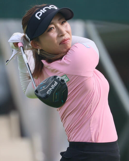 1番、ティーショットを放つ岡山絵里（撮影・水谷安孝）