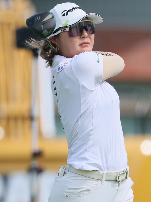 1番、ティーショットを放つ髙橋彩香（撮影・水谷安孝）