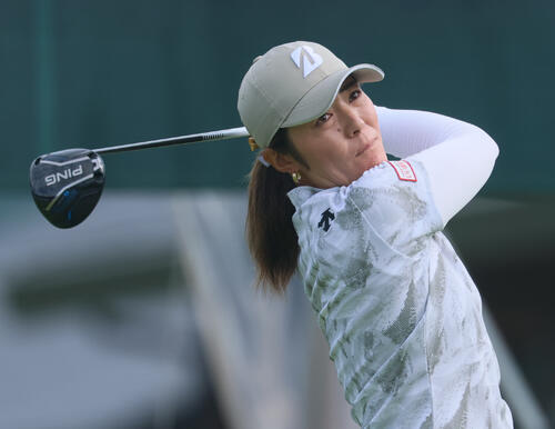 1番、ティーショットを放つ渡辺彩香（撮影・水谷安孝）
