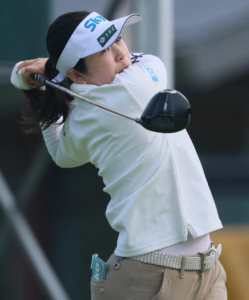 1番、ティーショットを放つ仲宗根澄香（撮影・水谷安孝）