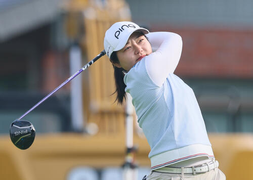 1番、ティーショットを放つ宮沢美咲（撮影・水谷安孝）