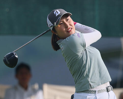1番、ティーショットを放つ大里桃子（撮影・水谷安孝）