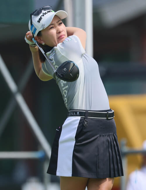 1番、ティーショットを放つ永井花奈（撮影・水谷安孝）
