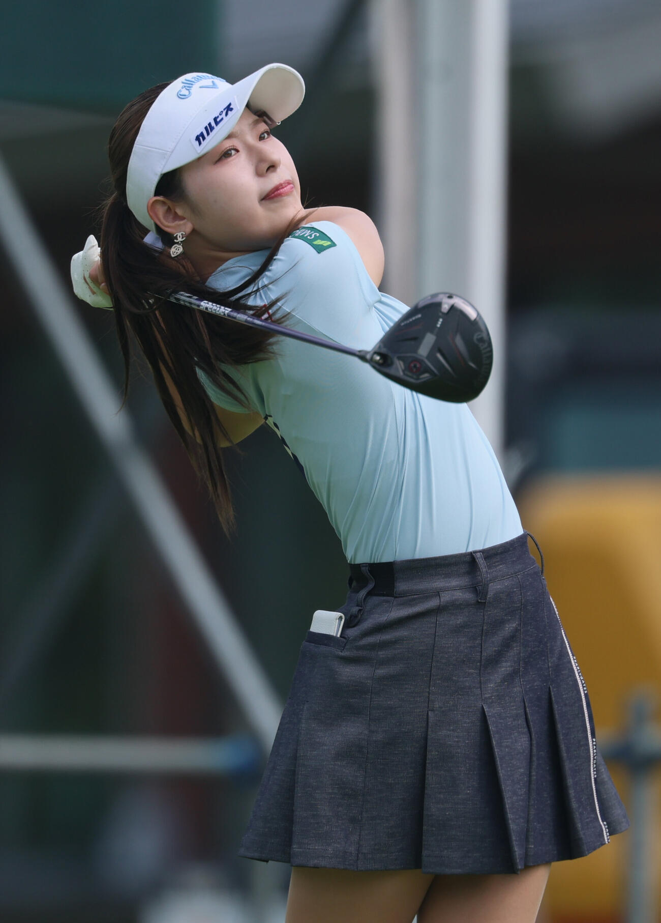 1番、ティーショットを放つ吉田鈴（撮影・水谷安孝）