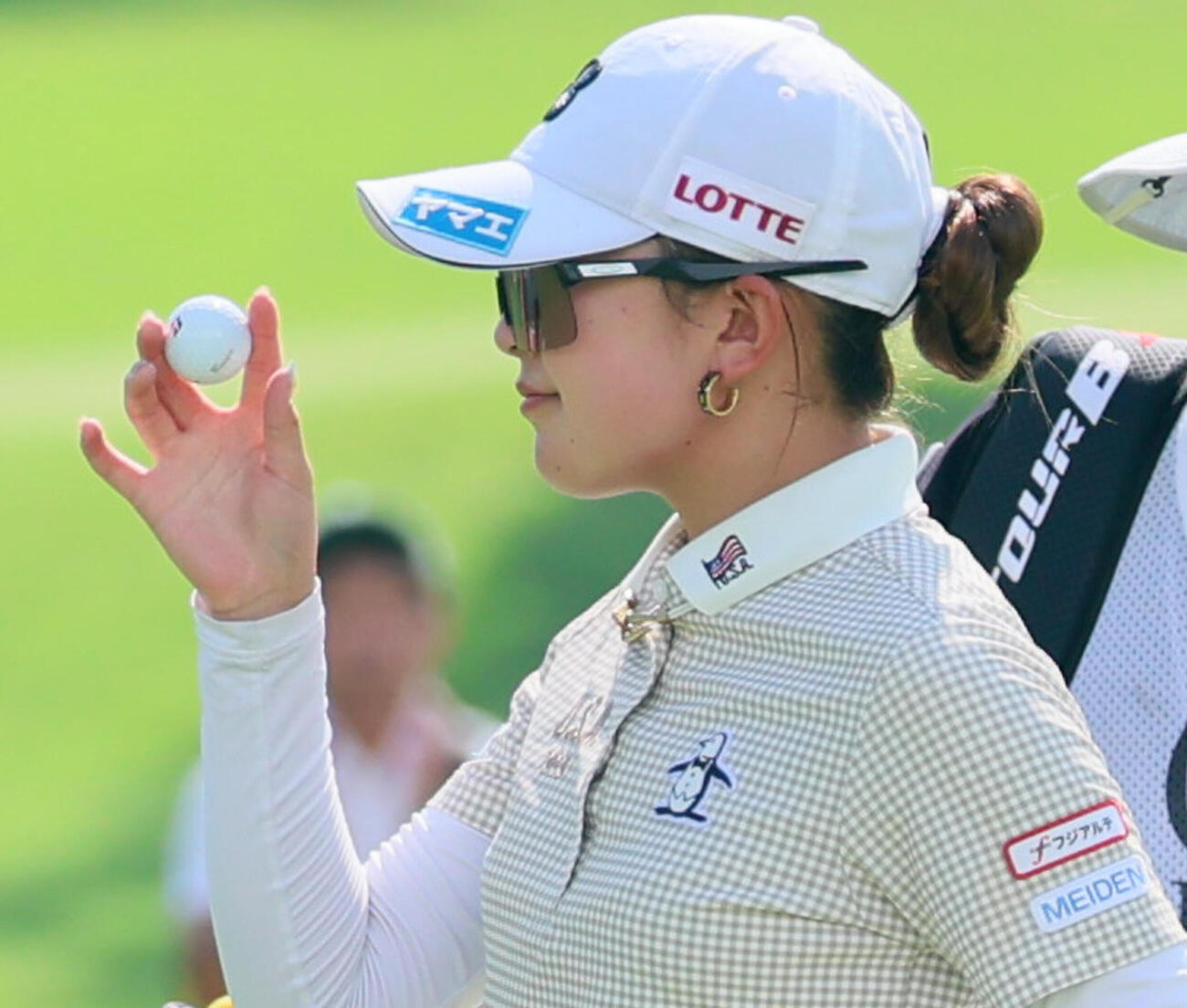 18番、首位タイでホールアウトしボールを見詰める加藤麗奈（撮影・水谷安孝）