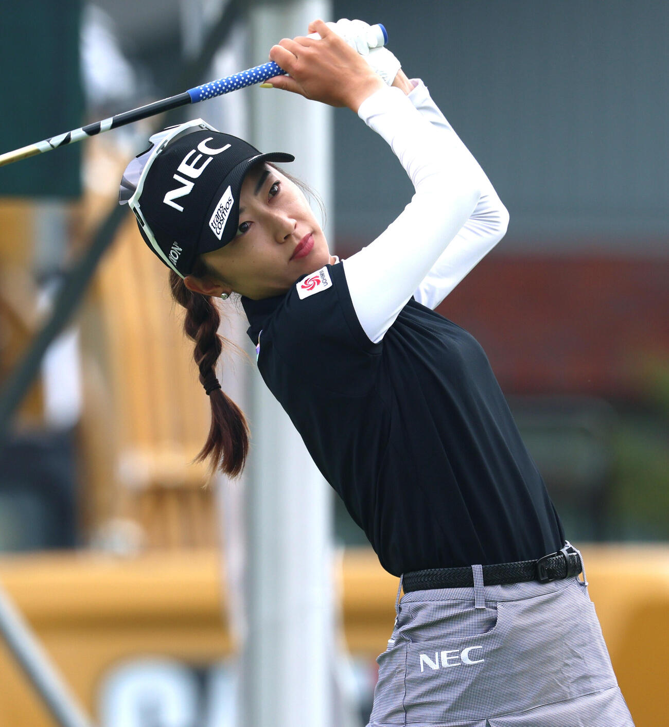 1番、ティーショットを放つ安田祐香（撮影・水谷安孝）