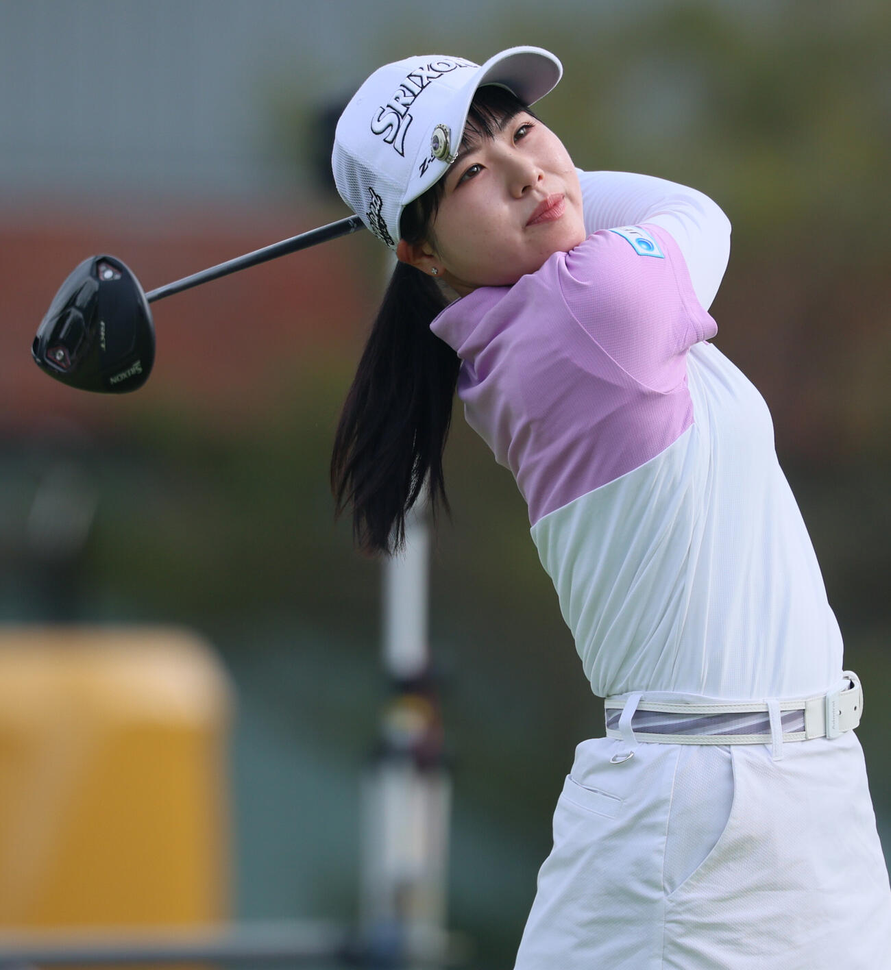 1番、ティーショットを放つ尾関彩美悠（撮影・水谷安孝）
