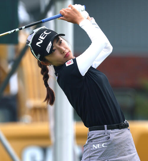 1番、ティーショットを放つ安田祐香（撮影・水谷安孝）