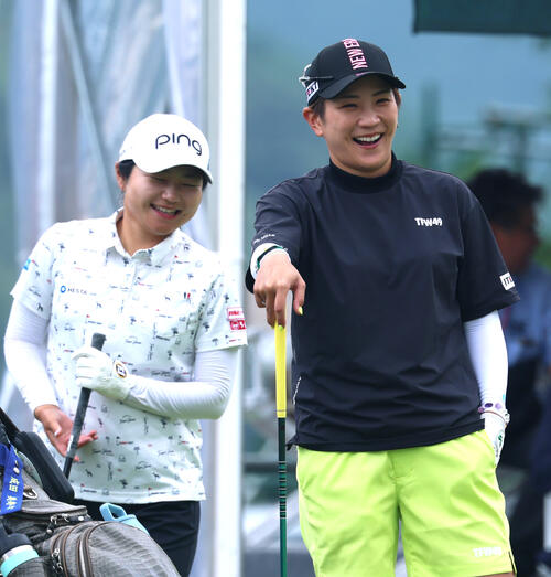 1番、スタート前、笑顔を見せる宮沢美咲（左）と成田美寿々（撮影・水谷安孝）