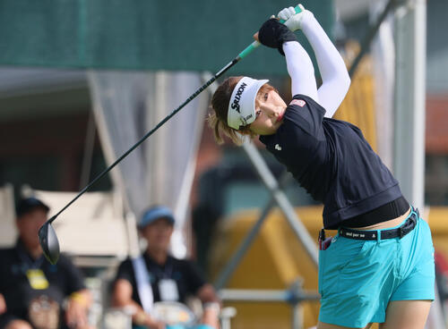 1番、ティーショットを放つ都玲華（撮影・水谷安孝）